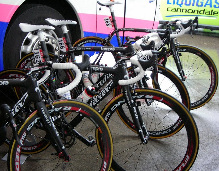 2011-07-05 84 Materiel des coureurs.JPG